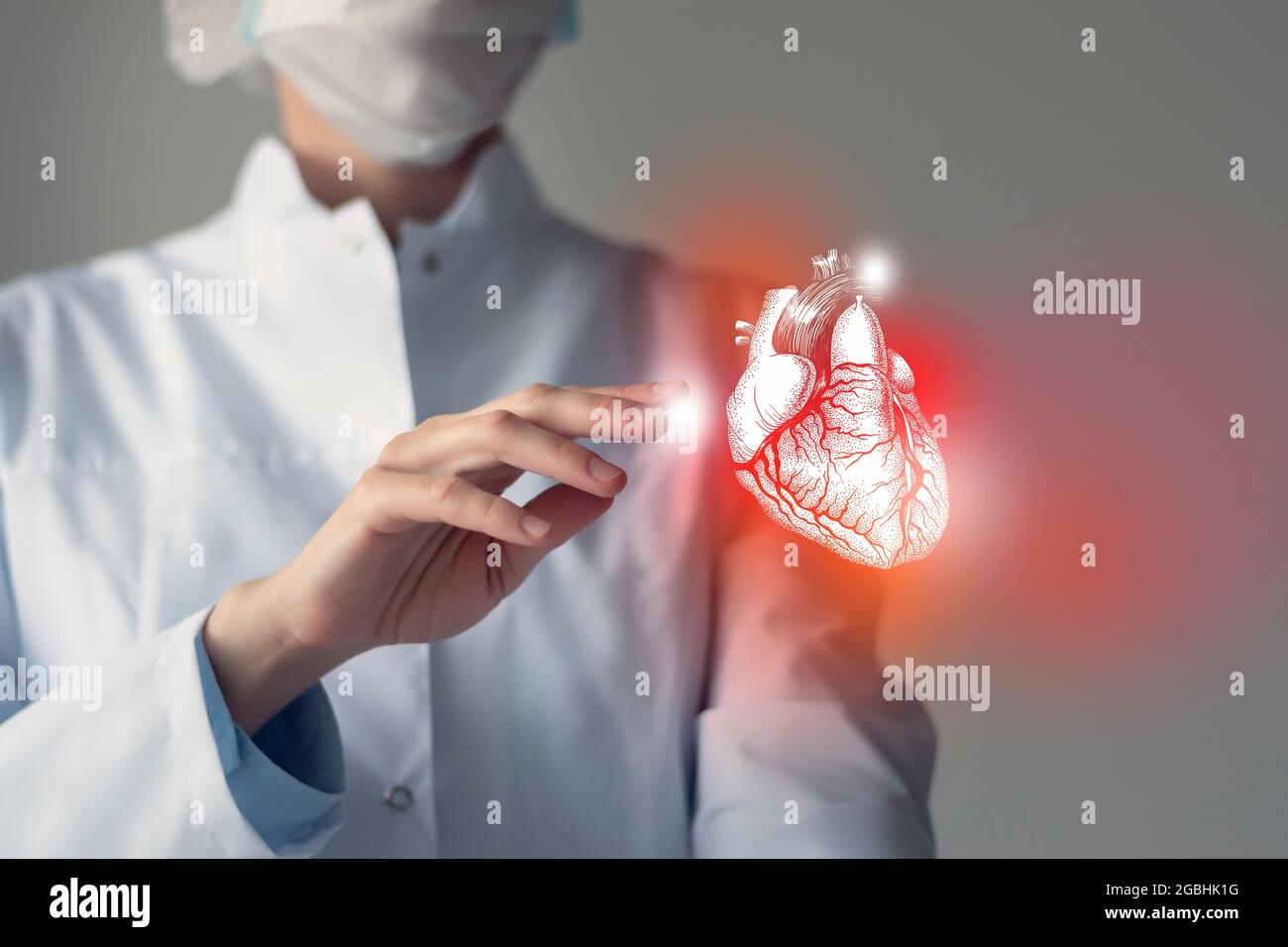 Ärztin Prüfstein virtuelles Herz in der Hand. Verschwommenes Foto, handgezeichnetes menschliches Organ, rot als Symbol der Krankheit hervorgehoben. Krankenhausdienst im Gesundheitswesen Stockfoto