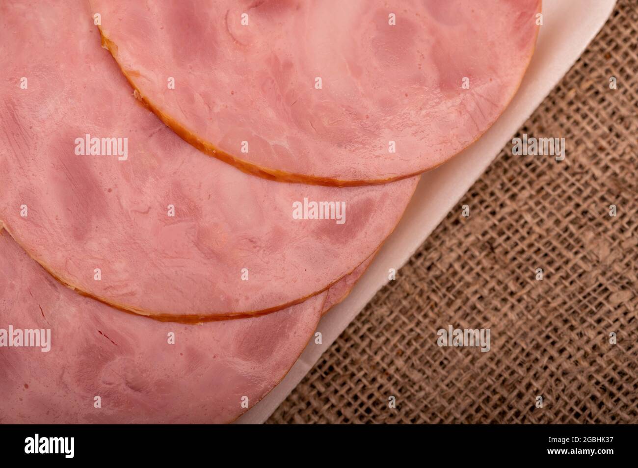 Eine Nahaufnahme des in Scheiben geschnittenen Schinkens von oben Stockfoto