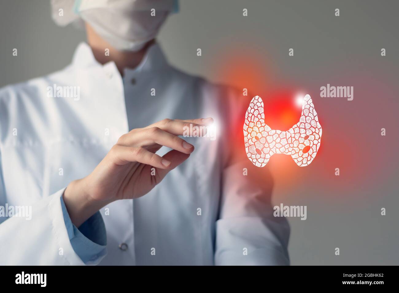 Ärztin berührt virtuelle Schilddrüse in der Hand. Verschwommenes Foto, handgezeichnetes menschliches Organ, rot als Symbol der Krankheit hervorgehoben. Gesundheitswesen Krankenhaus se Stockfoto