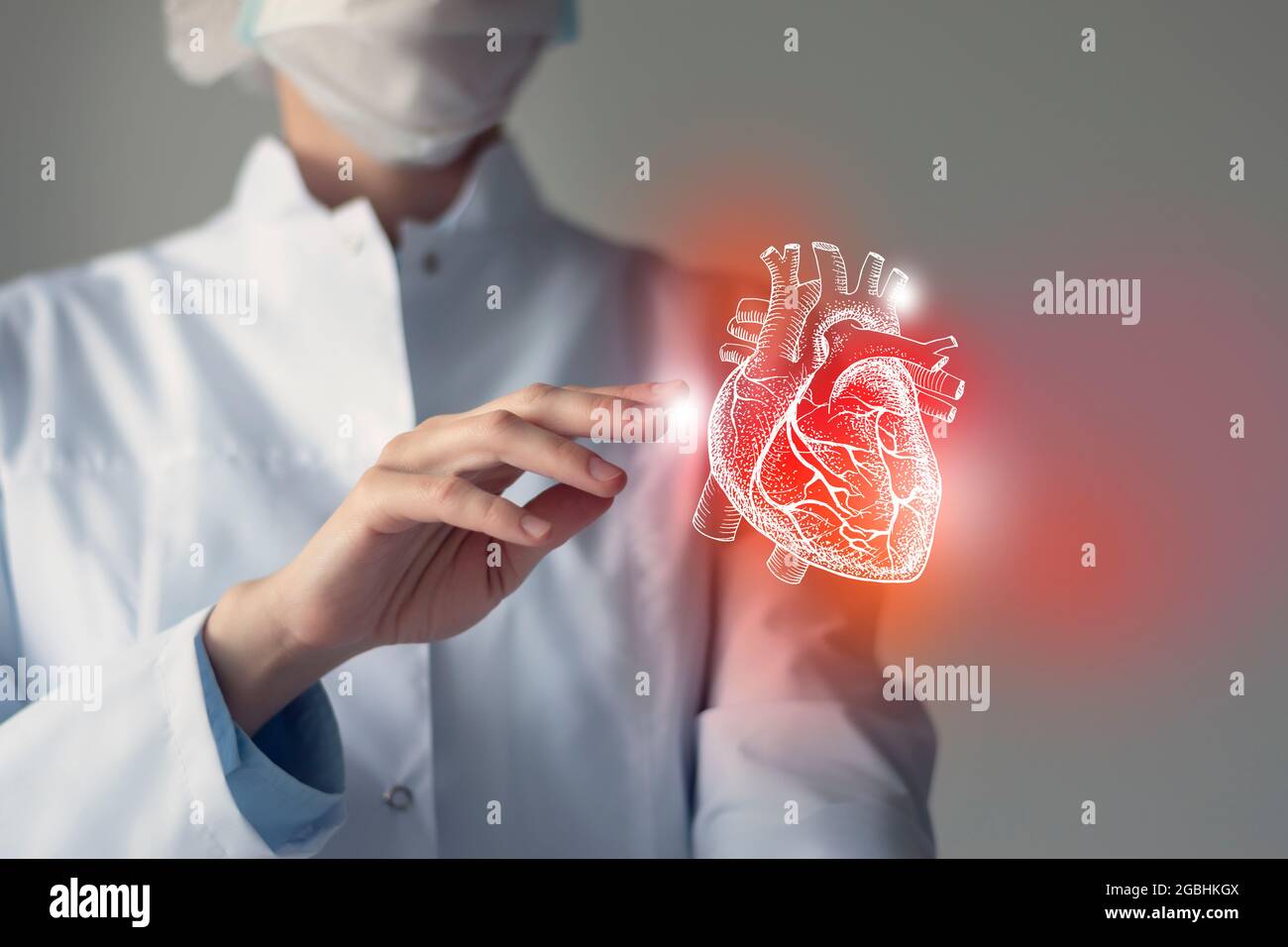 Ärztin Prüfstein virtuelles Herz in der Hand. Verschwommenes Foto, handgezeichnetes menschliches Organ, rot als Symbol der Krankheit hervorgehoben. Krankenhausdienst im Gesundheitswesen Stockfoto