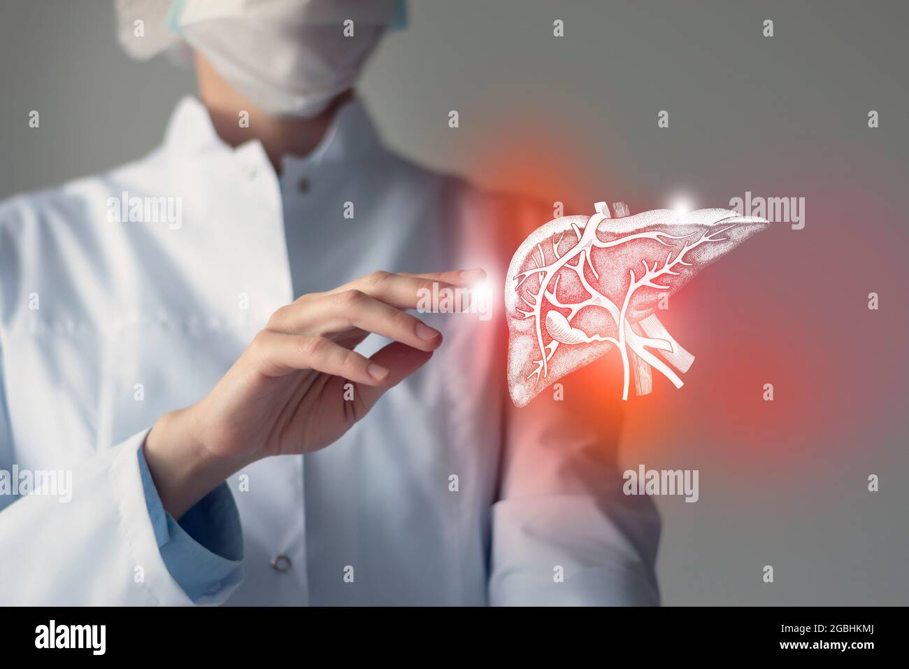 Ärztin berührt virtuelle Leber in der Hand. Verschwommenes Foto, handgezeichnetes menschliches Organ, rot als Symbol der Krankheit hervorgehoben. Gesundheitswesen Krankenhaus Service CO Stockfoto