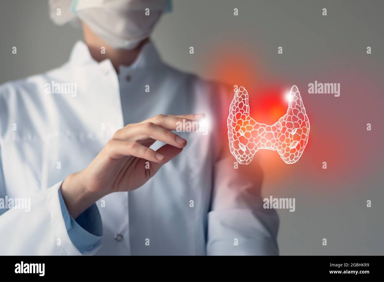 Ärztin berührt virtuelle Schilddrüse in der Hand. Verschwommenes Foto, handgezeichnetes menschliches Organ, rot als Symbol der Krankheit hervorgehoben. Gesundheitswesen Krankenhaus se Stockfoto