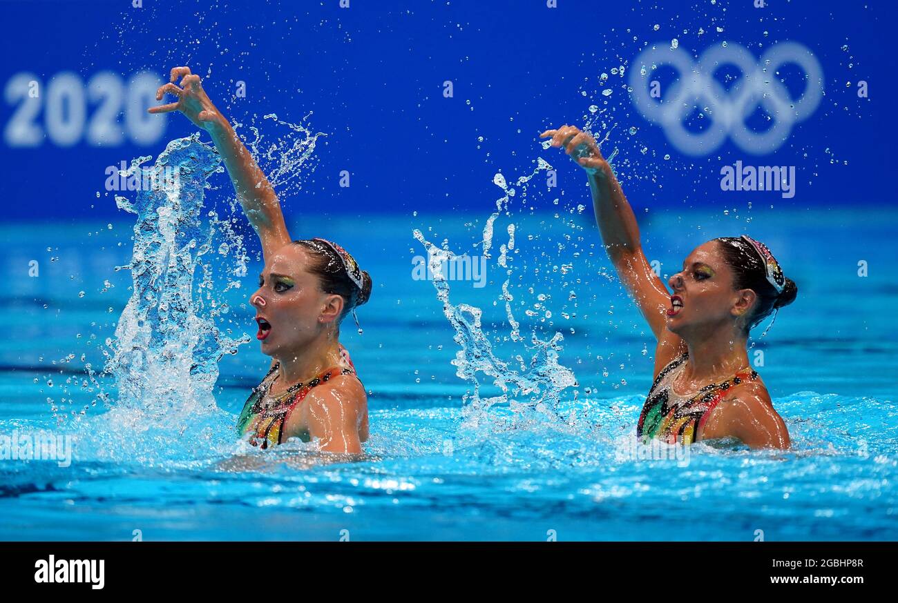 Die Italiener Linda Cerruti und Costanza Ferro treten am zwölften Tag der Olympischen Spiele in Tokio 2020 in Japan beim Finale des künstlerischen Schwimmens im Tokyo Aquatics Center an. Bilddatum: Mittwoch, 4. August 2021. Stockfoto