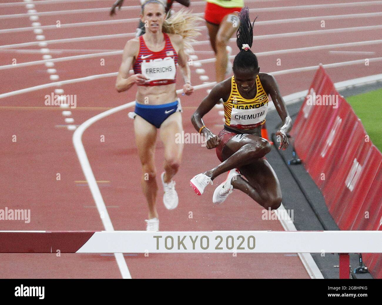 Tokio, Japan. August 2021. Peruth Chemutai aus Uganda springt über eine Hürde, als sie feiert, dass sie sich dem Ziel nähert, bevor sie am Mittwoch, den 4. August 2021, die Goldmedaille in der 3000-M-Steeplechase der Frauen bei den Olympischen Sommerspielen 2020 in Tokio, Japan, gewann. Foto von Bob Strong/UPI Credit: UPI/Alamy Live News Stockfoto