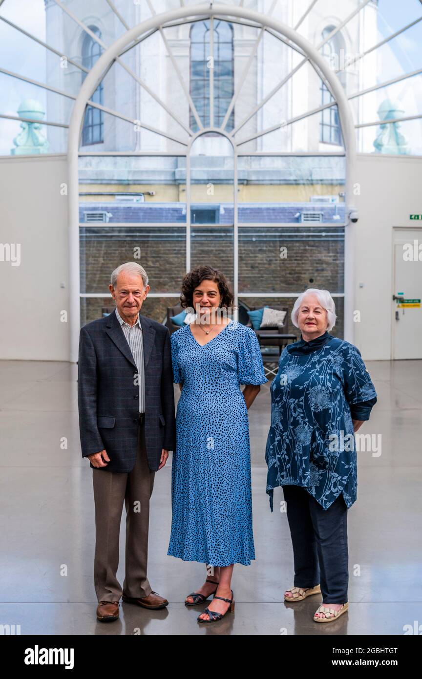 London, Großbritannien. August 2021. John Hajdu MBE und Joan Salter MBE, Holocaust-Überlebende mit OliviaMarks-Woldman, CEO des Holocaust Memorial Day Trust (c) - Generations: Portraits of Holocaust Survivors eine neue Ausstellung im IWM London. Vom 6. August 2021 bis zum 7. Januar 2022 ist es eine neue Fotoausstellung im IWM London, die über 50 zeitgenössische Porträts von Holocaust-Überlebenden und ihren Familien zusammenbringt. Kredit: Guy Bell/Alamy Live Nachrichten Stockfoto