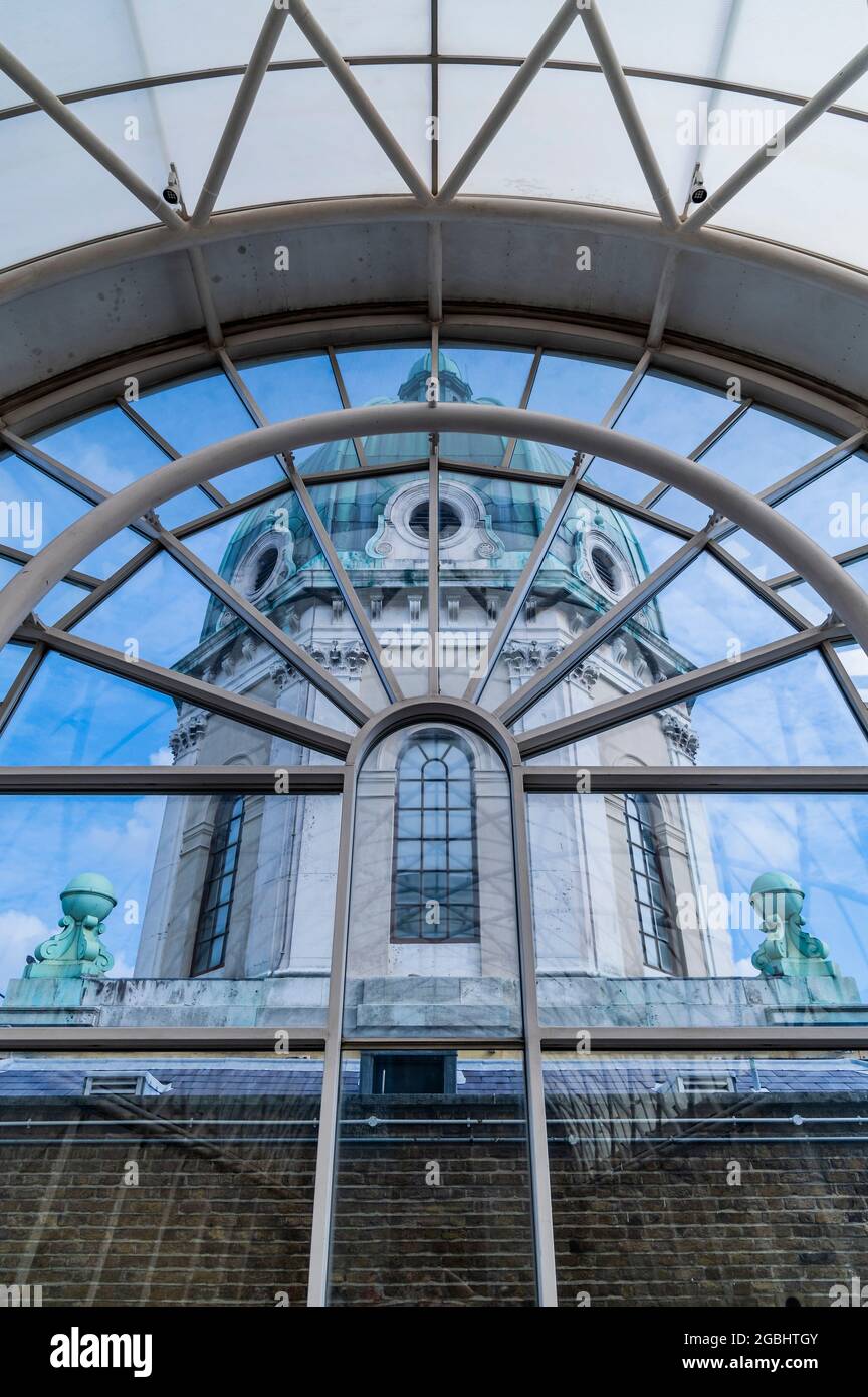 London, Großbritannien. August 2021. Generations: Portraits of Holocaust Survivors eine neue Ausstellung im IWM London. Vom 6. August 2021 bis zum 7. Januar 2022 ist es eine neue Fotoausstellung im IWM London, die über 50 zeitgenössische Porträts von Holocaust-Überlebenden und ihren Familien zusammenbringt. Kredit: Guy Bell/Alamy Live Nachrichten Stockfoto