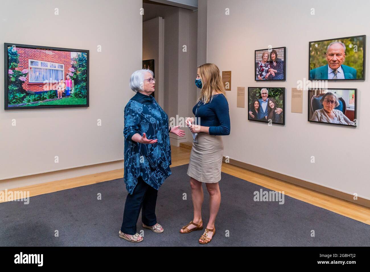 London, Großbritannien. August 2021. Joan Salter MBE, A Holocaust Survivors - Generations: Portraits of Holocaust Survivors eine neue Ausstellung im IWM London. Vom 6. August 2021 bis zum 7. Januar 2022 ist es eine neue Fotoausstellung im IWM London, die über 50 zeitgenössische Porträts von Holocaust-Überlebenden und ihren Familien zusammenbringt. Kredit: Guy Bell/Alamy Live Nachrichten Stockfoto