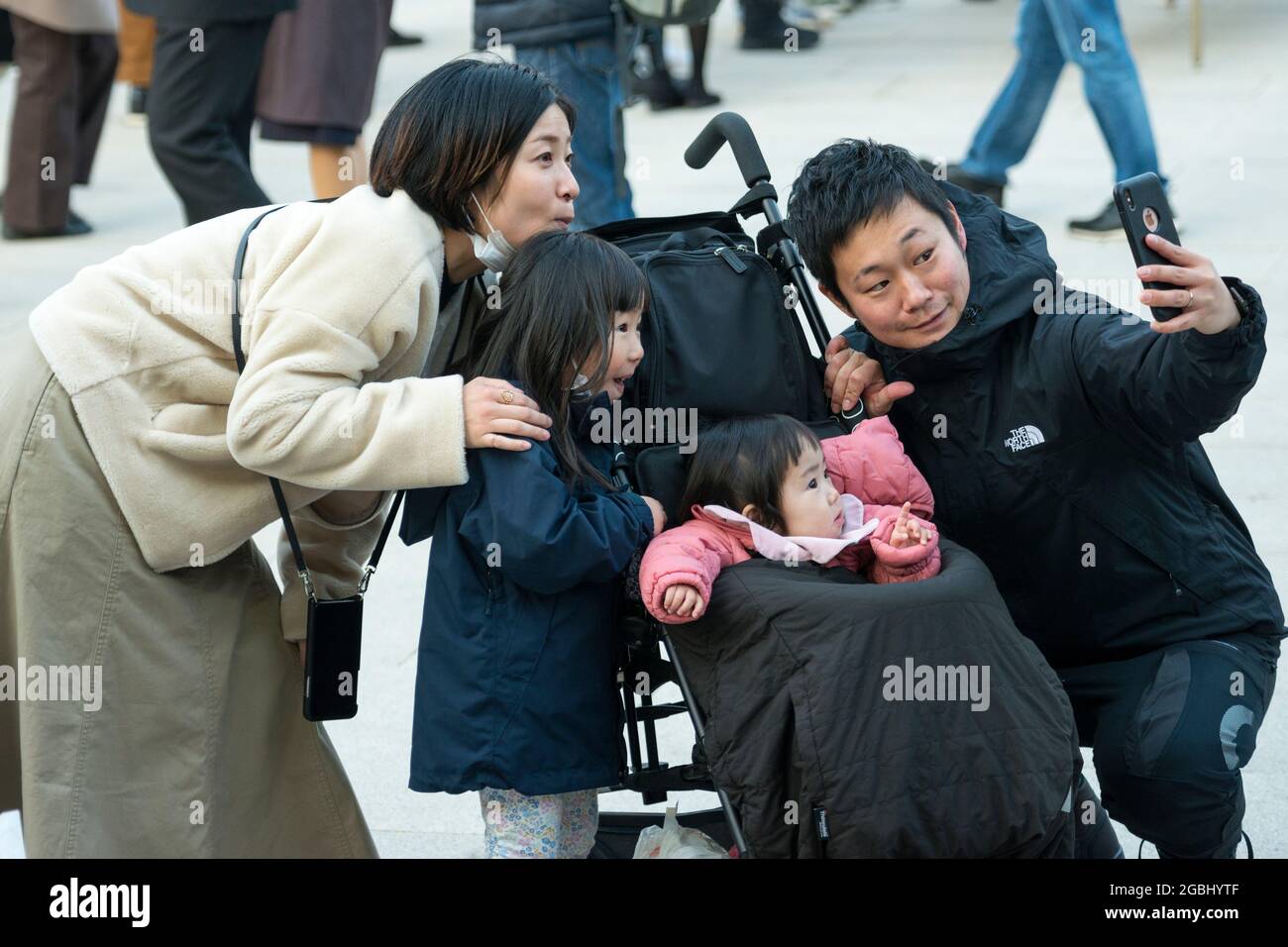Familie, die ein Selfie im Meiji-Schrein, Harajuku, Tokio, Japan, macht Stockfoto