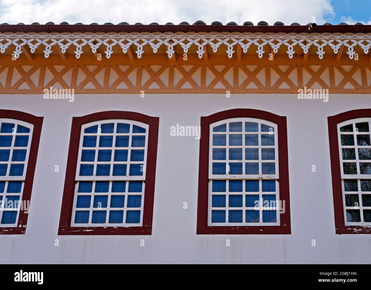 Dekorative Dachrinnen auf Kolonialhaus, Serro, Brasilien Stockfoto