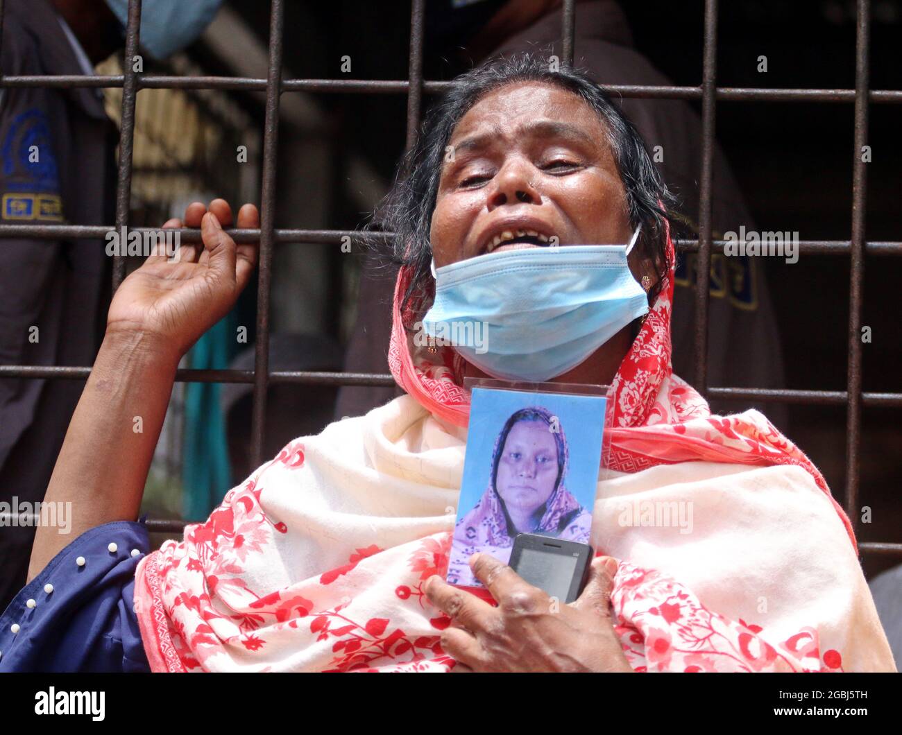 August 04,2021,dhaka,bangladesch: Nachdem die Leichen DNA-Profilierungen gemacht haben, werden die Leichen der Brandopfer der Shejan Juice Factory zur Hand geeilt Stockfoto