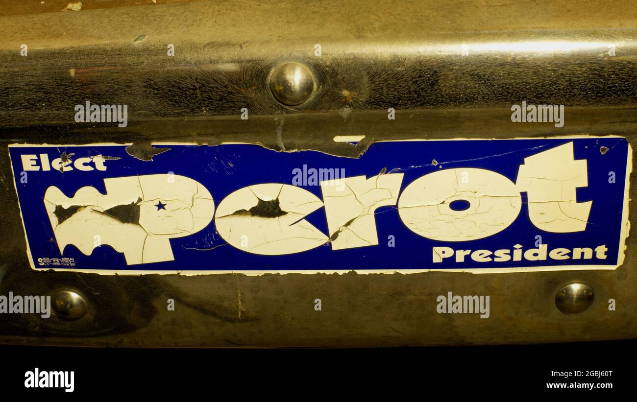 Ein gut abgenutzter Aufkleber mit Ross Perot Stoßfänger auf einem Oldtimer-Stoßfänger Stockfoto
