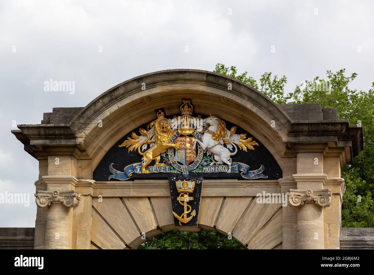 08-04-2021 Portsmouth, Hampshire, Großbritannien das Motto des Monarchen des vereinigten Königreichs am Eingang der Hafenanlage von Portsmouth lautet Dieu et mon droit Stockfoto