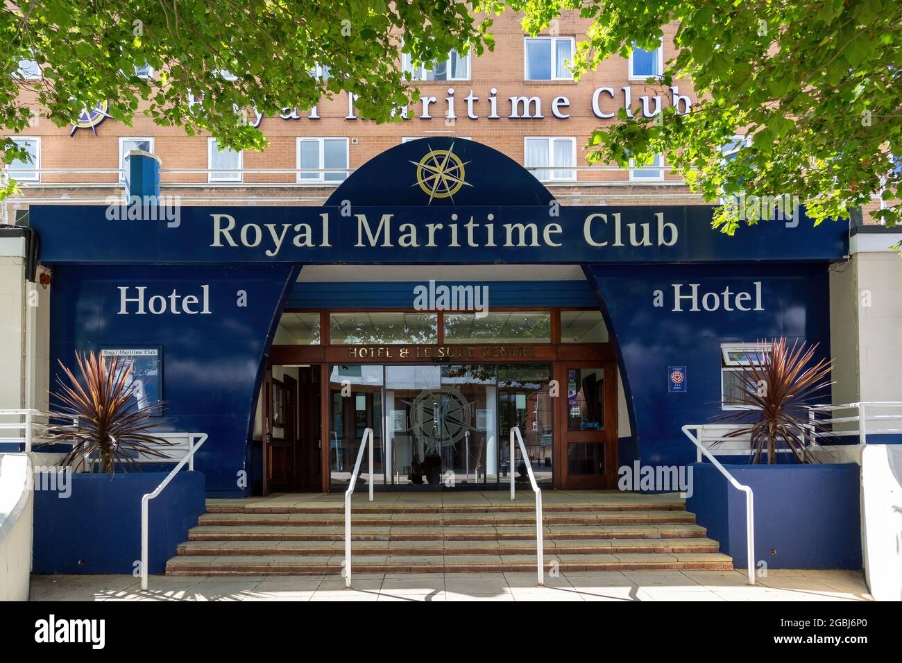 08-04-2021 Portsmouth, Hampshire, Großbritannien der Eingang zum Royal Maritime Club in der Queen Street Portsmouth, dem ehemaligen Heimatclub für Segler Stockfoto