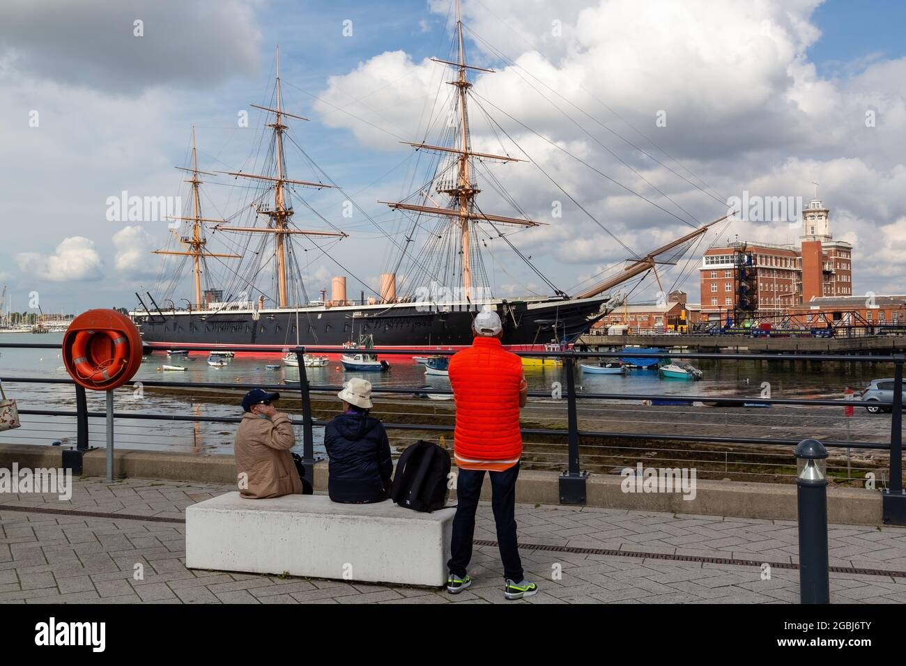 08-04-2021 Portsmouth, Hampshire, Großbritannien eine Familie, die den Blick auf HMS Warrior betrachtet, wurde in Portsmouth, Großbritannien, geboren Stockfoto