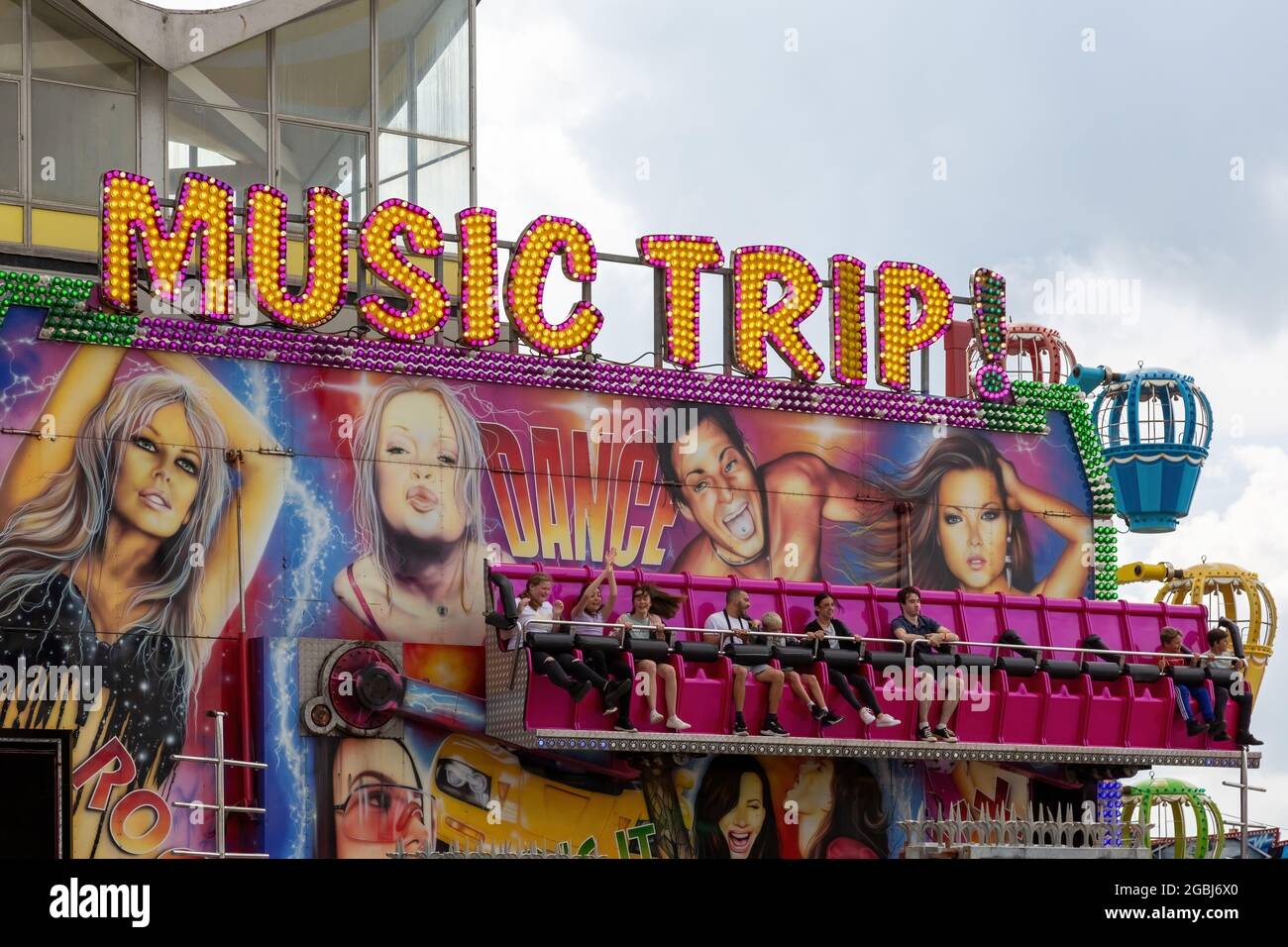 08-04-2021 Portsmouth, Hampshire, Großbritannien im Sommer reiten Menschen auf einem Messegelände am Clarence Pier, Southsea Stockfoto