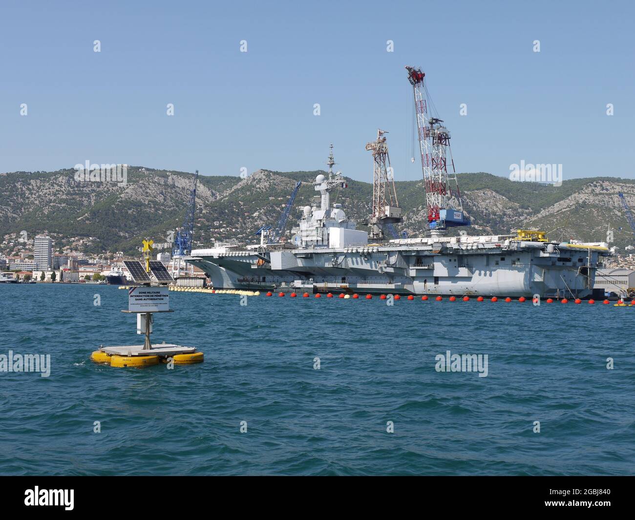Der französische Flugzeugträger Charles de Gaulle wird im französischen Militärhafen Toulon repariert Stockfoto