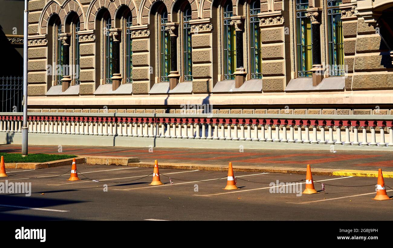 Parkplatz in der Nähe eines wunderschönen alten Gebäudes Stockfoto
