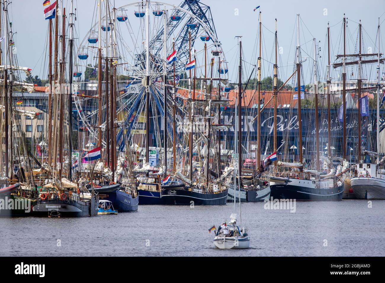 Rostock, Deutschland. August 2021. Segelboote und traditionelle Schiffe haben im Stadthafen festgemacht. Unter dem Motto 'optimistisch anders' startet am 5. August 2021 die 30. Auflage der Hanse Sail. Insgesamt haben sich 108 Schiffe aus fünf Nationen angemeldet. Quelle: Jens BŸttner/dpa-Zentralbild/dpa/Alamy Live News Stockfoto