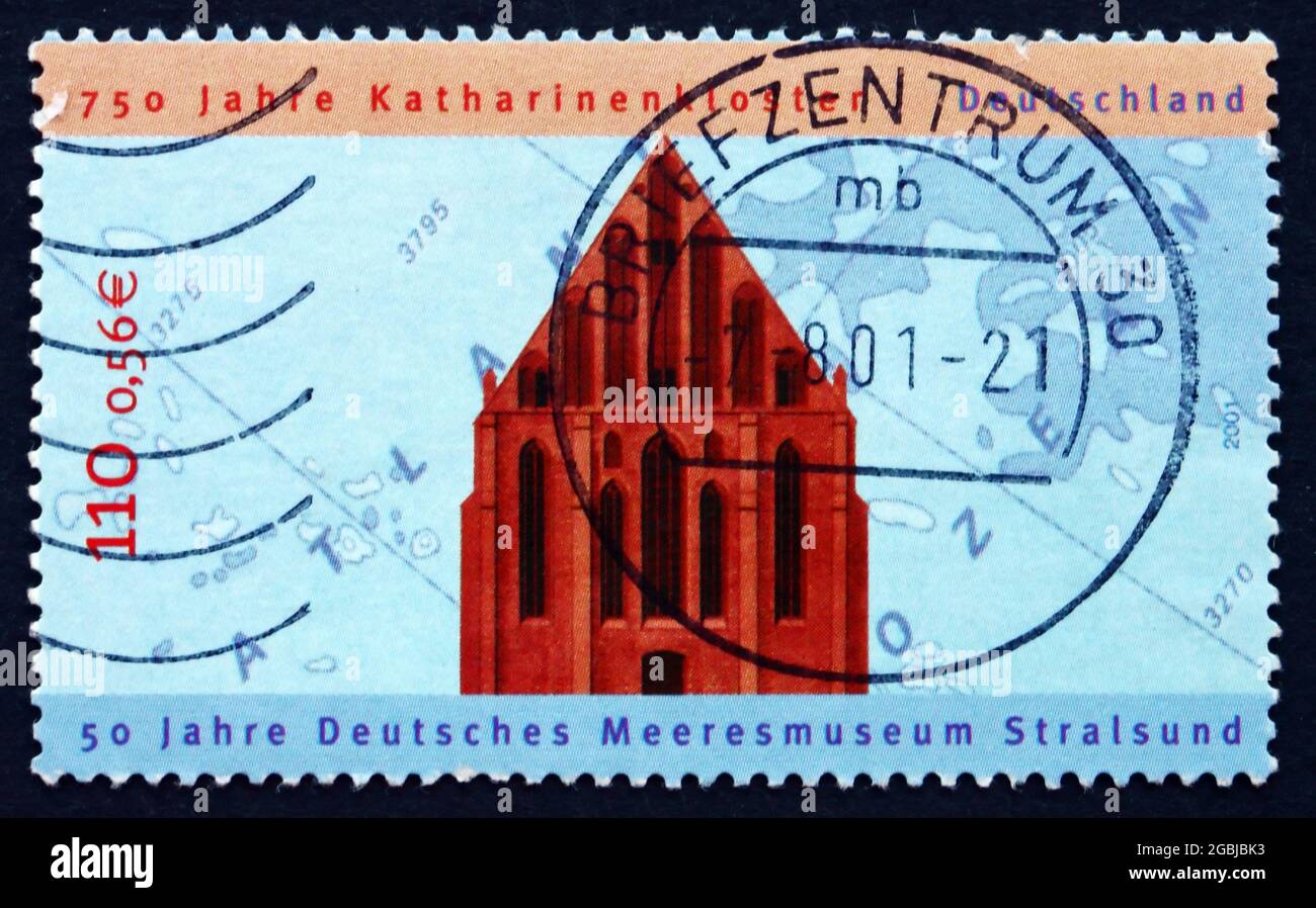 DEUTSCHLAND - UM 2001: Eine in Deutschland gedruckte Briefmarke zeigt das Katharinenkloster, 750. Jahrestag, Ozeanographisches Museum, 50. Jahrestag, circa Stockfoto