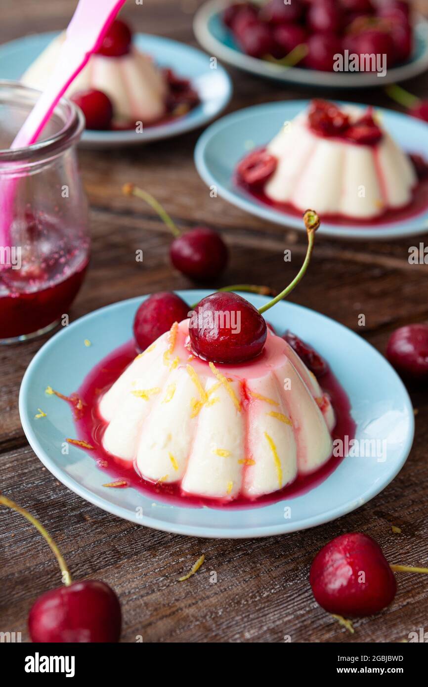 Panna Cotta Mit Kirschsoße Stockfoto