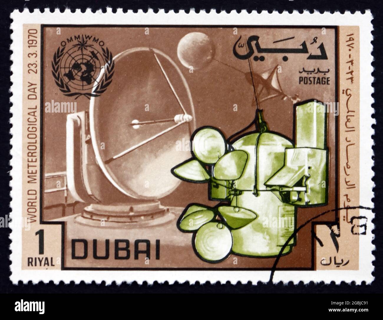 DUBAI - UM 1970: Eine in Dubai gedruckte Marke zeigt die Kew-artige Radiosonde, Wetterballon und Radarantenne, 10. Weltmeteorologischer Tag, um 19 Stockfoto