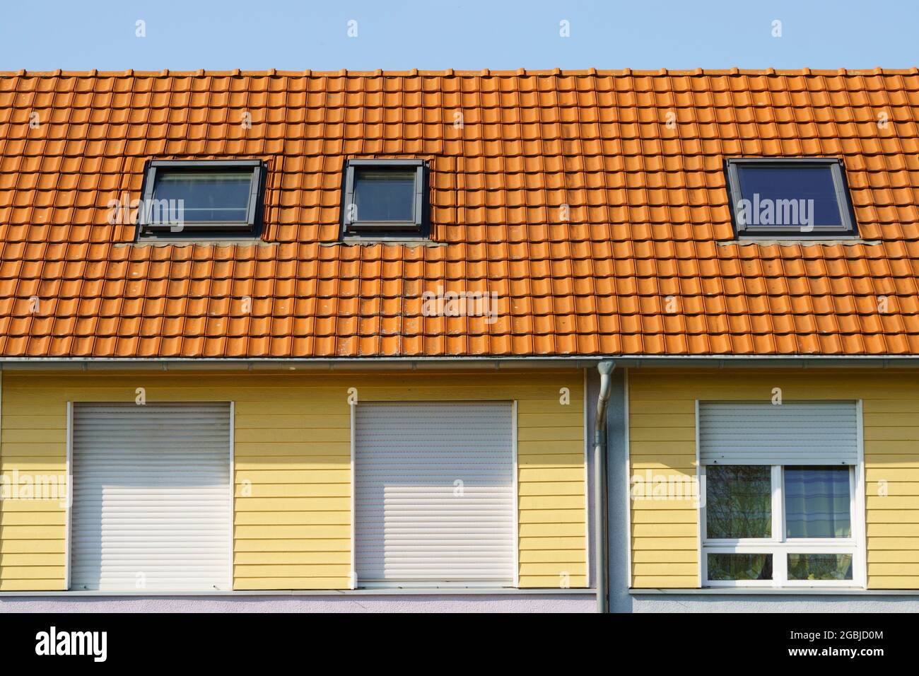 Fassade Mit Fenster Und Geschlossenem Rollladen, Nordrhein-Westfalen, Deutschland, Europa Stockfoto