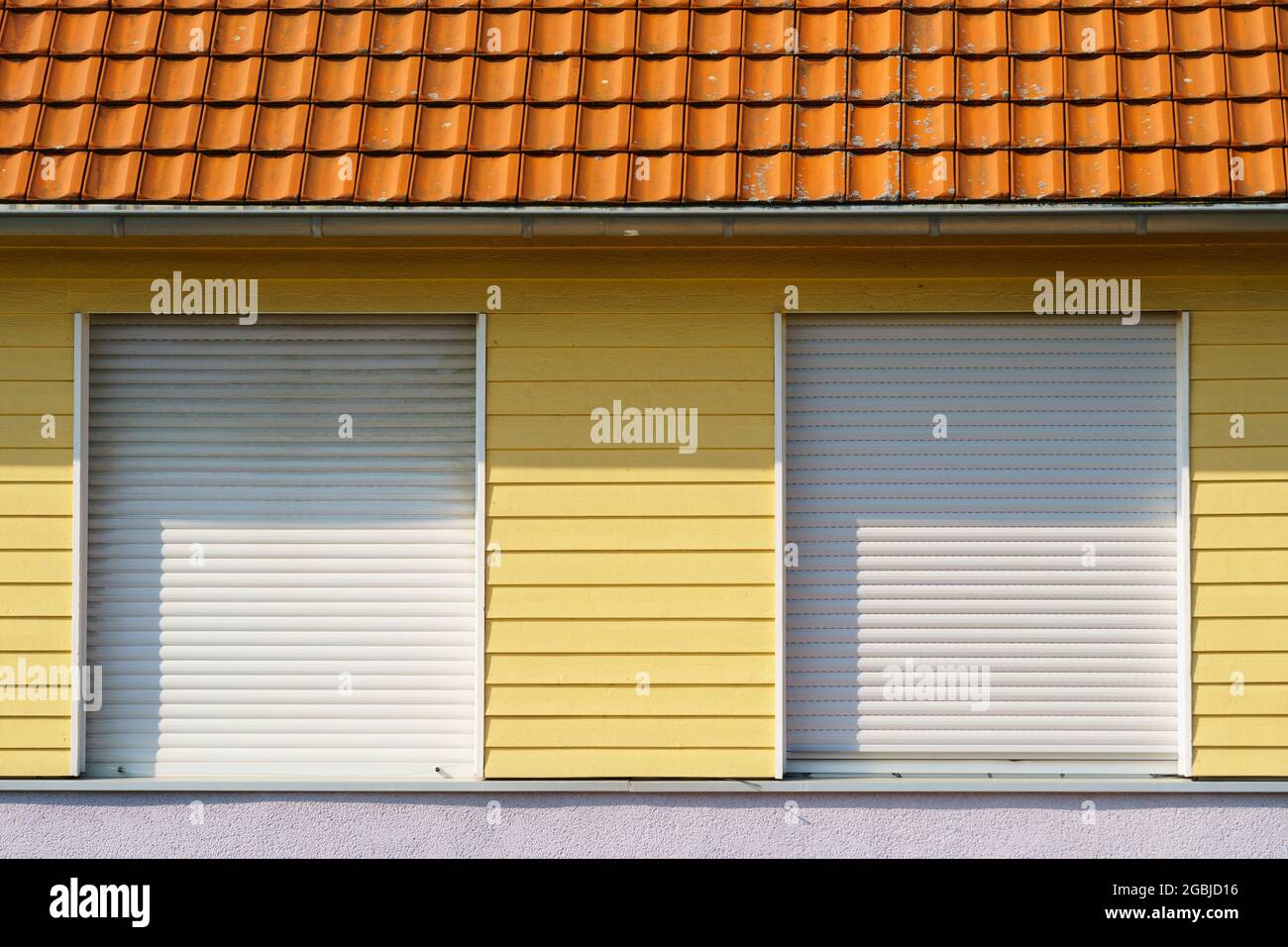 Fassade Mit Fenster Und Geschlossenem Rollladen, Nordrhein-Westfalen, Deutschland, Europa Stockfoto