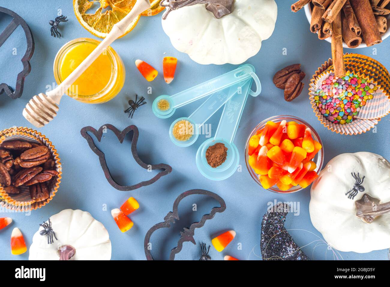 Halloween Lebkuchen Cookies Kochen Hintergrund. Herbsturlaub Backkonzept, Zutaten, Gewürze, halloween Symbol Ausstechformen - Kürbis, Geist Stockfoto