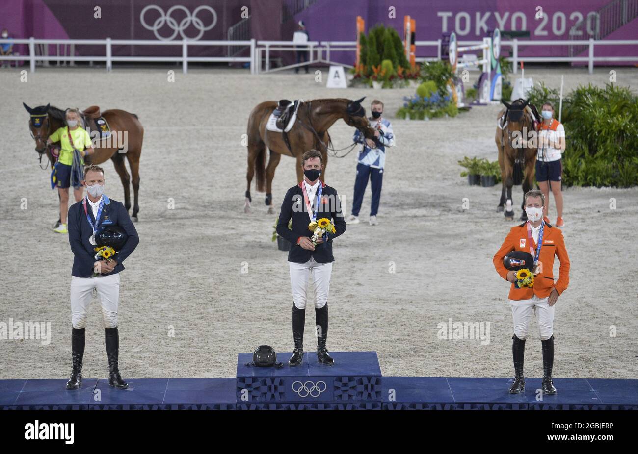 Tokio, Japan. August 2021. Die Medaillengewinnerinnen Ben Maher (C, Gold), Peder Fredricson (L, Silber) aus Schweden und Maikel van der Vleuten aus den Niederlanden (R, Bronze) stehen am Mittwoch, den 4. August 2021, beim Abschluss des Einzelspringens im Reitsport bei den Olympischen Spielen 2020 in Tokio auf dem Podium. Foto von Mike Theiler/UPI Credit: UPI/Alamy Live News Stockfoto