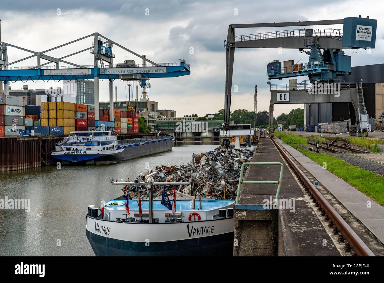 Neuss-Düsseldorf Häfen, Hafenanlagen, Frachtschiff wird mit Metallschrott beladen, TSR Recycling GmbH & Co. Kg, Metallrecycling, DCH Container Termina Stockfoto