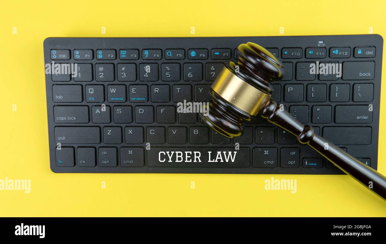 Selektiver Fokus auf den Gavel, die Tastatur und die Maus mit einem Text Cyber Law. Recht rechtliche Technologie Konzept. Stockfoto