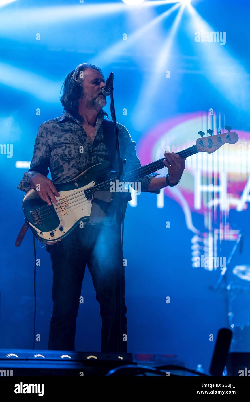 Phil Williams, Bassgitarrist, der mit der Band The Fabulous TH Band beim Fantasia Musikfestival in Maldon, Essex, Großbritannien, auftrat. Zuerst nach der COVID-Pandemie Stockfoto