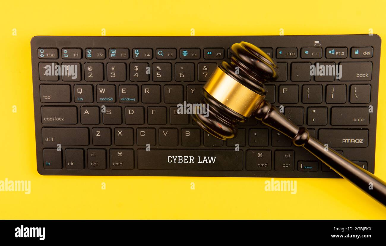 Selektiver Fokus auf den Gavel, die Tastatur und die Maus mit einem Text Cyber Law. Recht rechtliche Technologie Konzept. Stockfoto