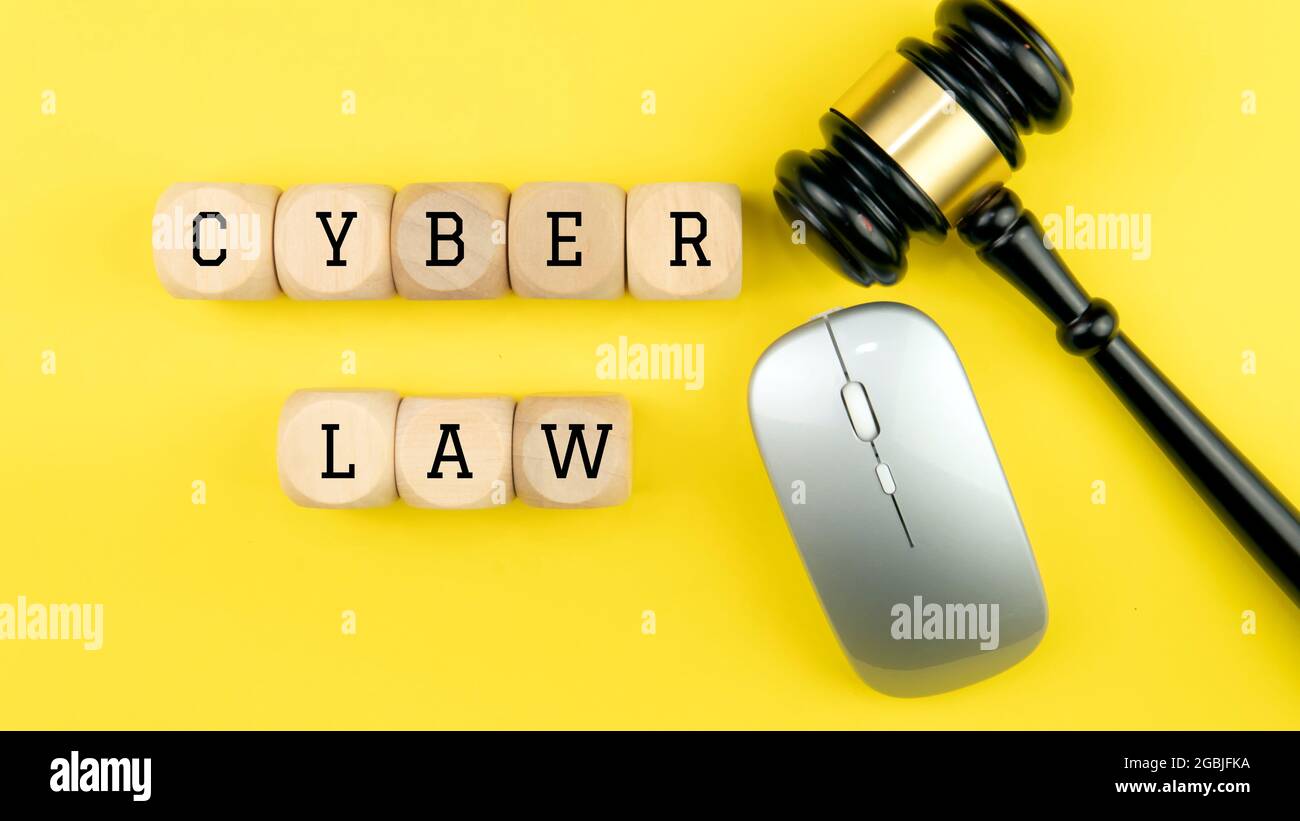Selektiver Fokus auf den Gavel, die Tastatur und die Maus mit einem Text Cyber Law. Recht rechtliche Technologie Konzept. Stockfoto