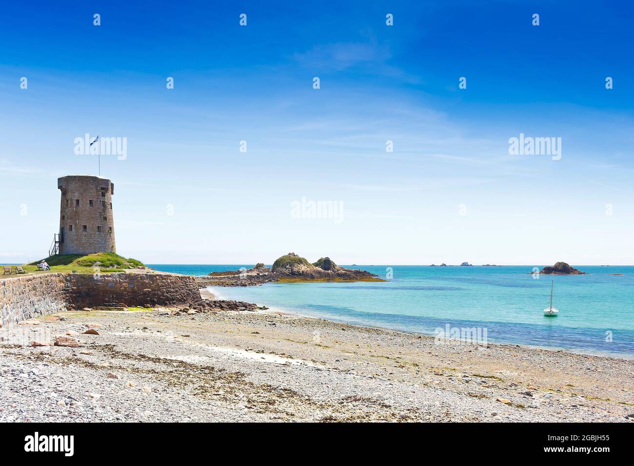 Le Hocq Tower and Common, Jersey, Kanalinseln, Großbritannien - 9. Juli 2016: Ein sonniger und friedlicher Sommertag an der Südküste. Stockfoto