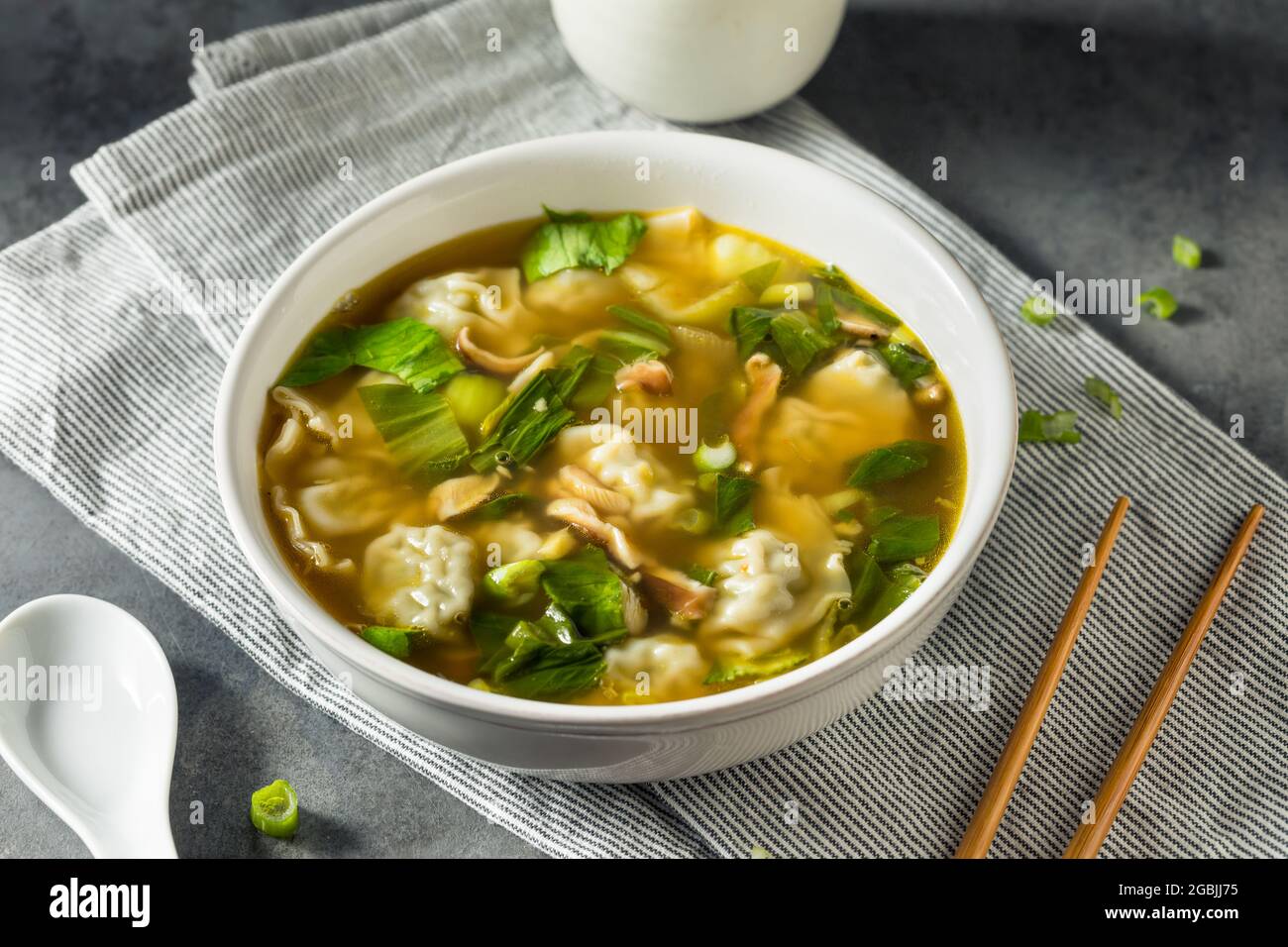 Hausgemachte asiatische Hühnersuppe mit Bok Choy Stockfoto