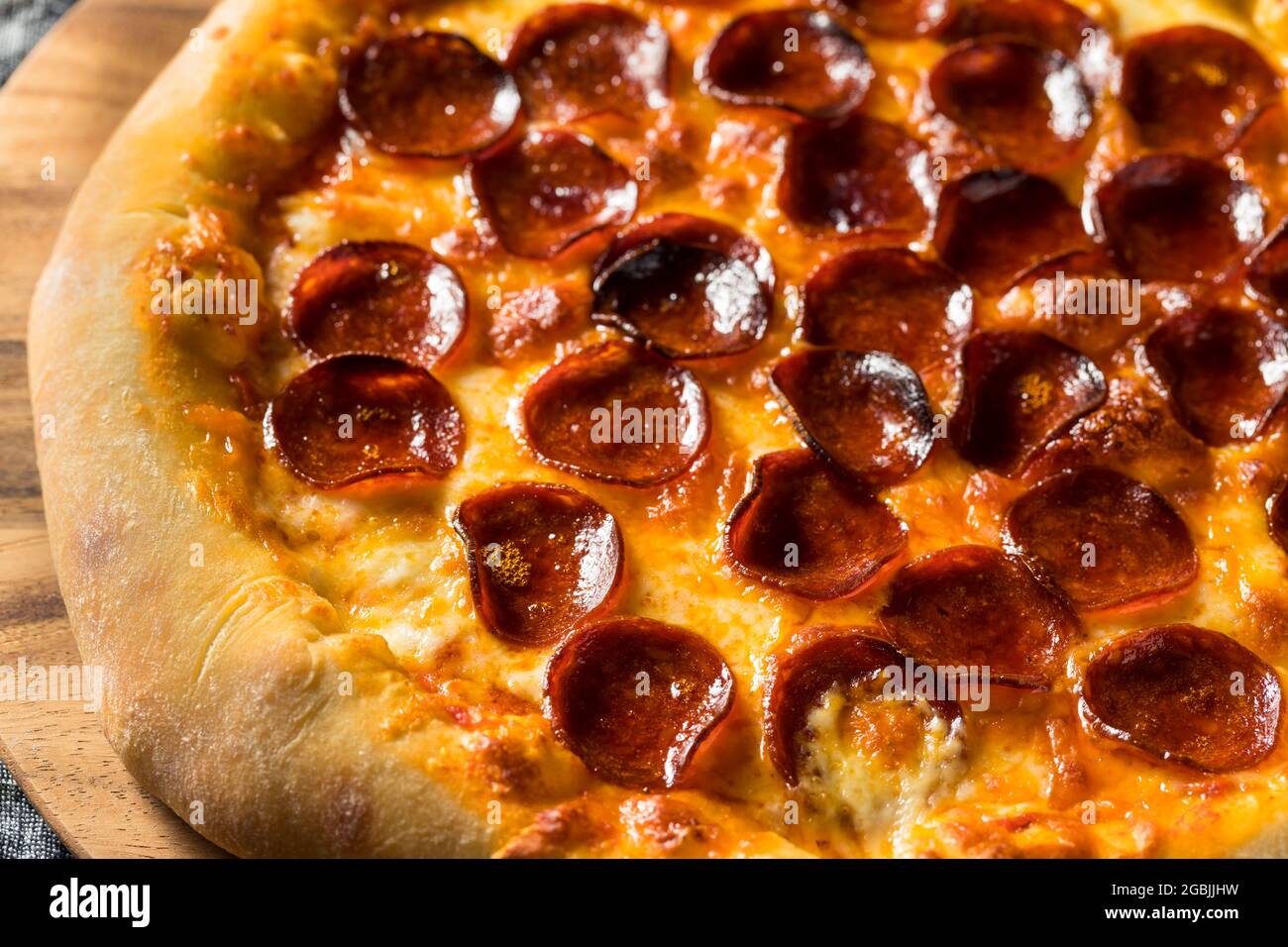 Hausgemachte Pepperoni gefüllte Kruste Pizza mit Käse Stockfoto