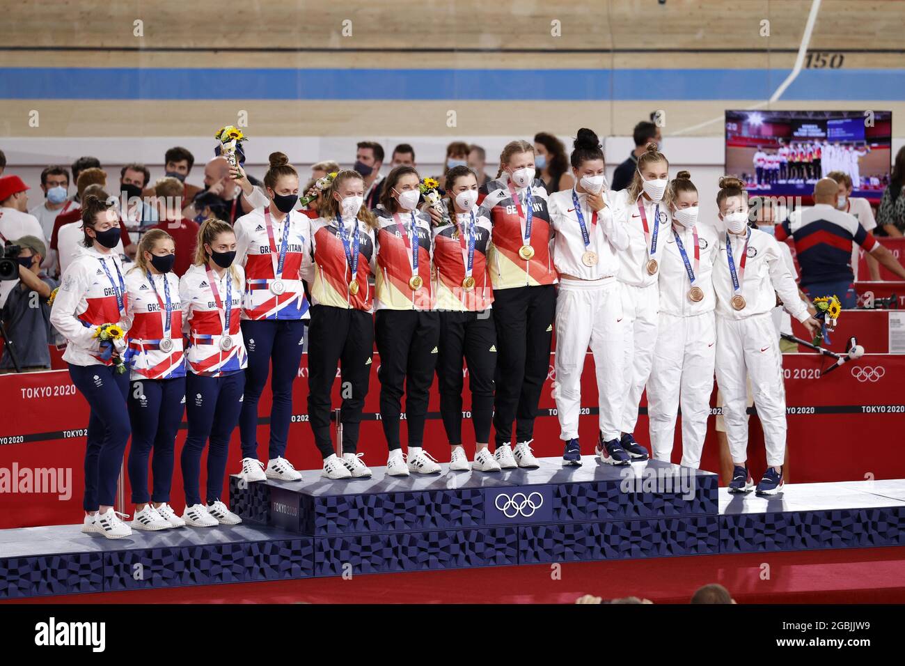Izu, Japan, 04/08/2021, 26 ARCHIBALD Katie / 27 KENNY Laura / 137 EVANS Neah / 138 KNIGHT Josie (GBR) 2. Silbermedaille, 149 BRAUSSE Franziska / 150 BRENNAUER Lisa / 154 KLEIN Lisa / 155 KRÖGER Mieke (GER) Gewinner Goldmedaille, 65 JASTRAB Megan / 66 VALENTE Jennifer / 230 DYGERT Chloe / 233 WHITE Emma (USA) 3. Bronzemedaille während der Olympischen Spiele Tokio 2020, Radrennbahn Frauenmannschaft Pursuit Medal Ceremony am 3. August 2021 auf dem Izu Velodrome in Izu, Japan - Foto Kishimoto / DPPI Stockfoto