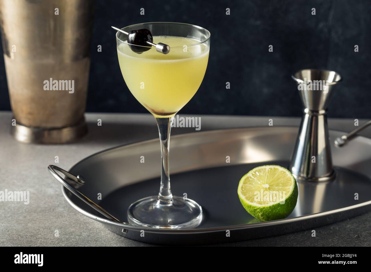 Erfrischender, kalter Last Word Gin Cocktail mit Limette Stockfoto