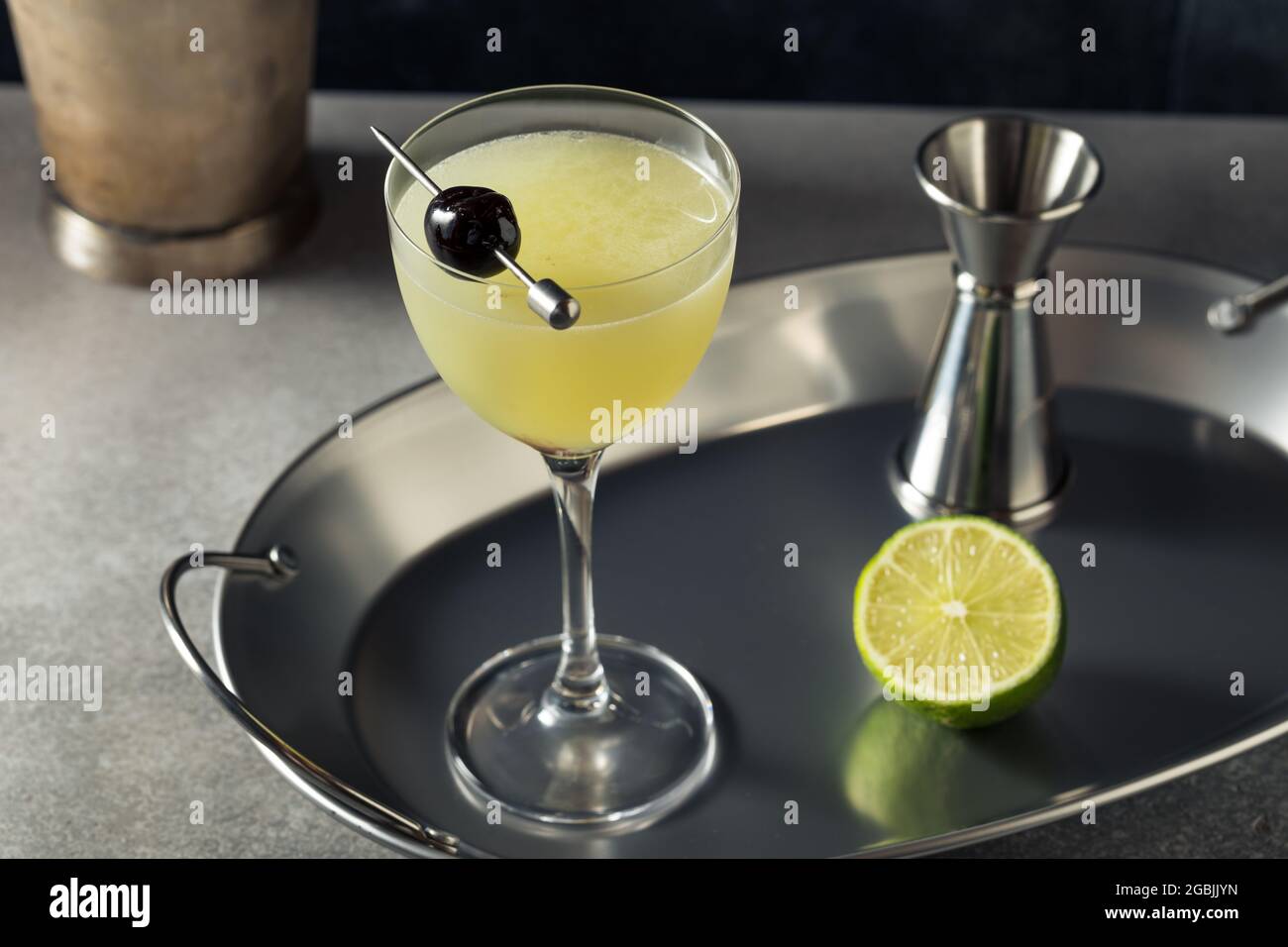 Erfrischender, kalter Last Word Gin Cocktail mit Limette Stockfoto