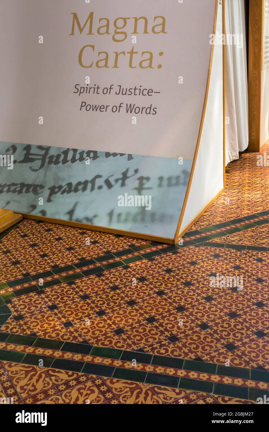 Magna Carta Geist der Gerechtigkeit Kraft der Worte Detail und Bodenfliesen im Chapter House, Salisbury Cathedral, Salisbury, Wilshire, Großbritannien im Juli Stockfoto