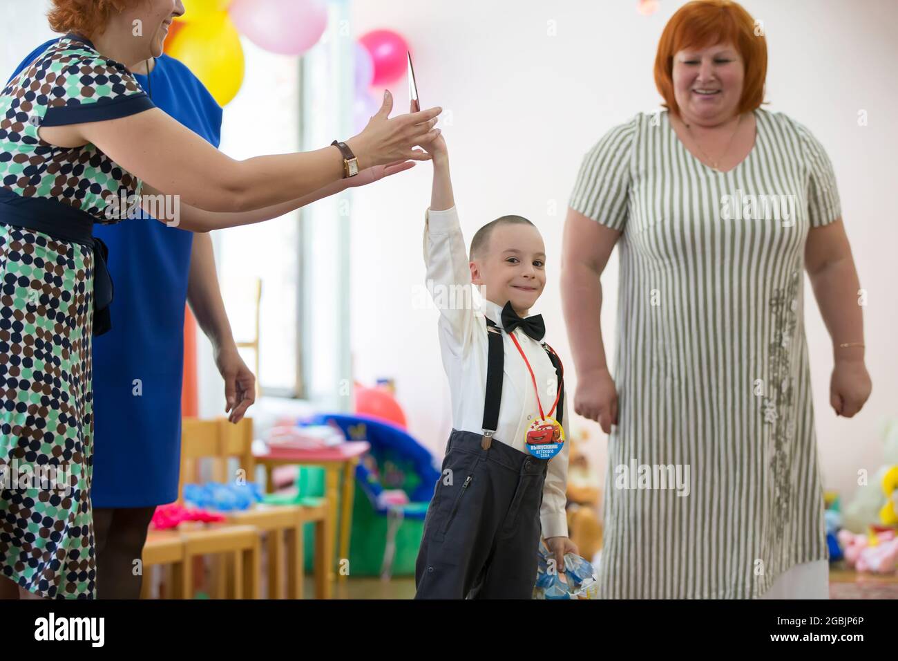 Weißrussland, die Stadt Gomil, 26.04.2019 Kindergarten in der Stadt. Ein Vorschuljunge erhält ein Abschlusszeugnis für den Kindergarten. Stockfoto