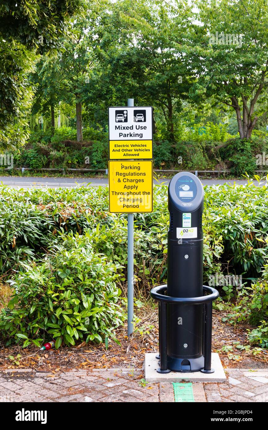 Mischnutzung, Elektro- und andere Fahrzeuge erlaubt, Parkplatz mit Ladestelle. Newark on Trent, Nottinghamshire, England. Stockfoto