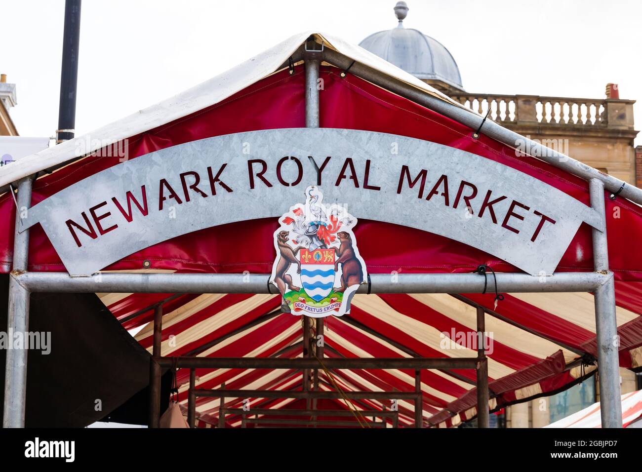 Stand mit Schild und Wappen, Royal Market Square, Newark on Trent, Nottinghamshire, England. Stockfoto