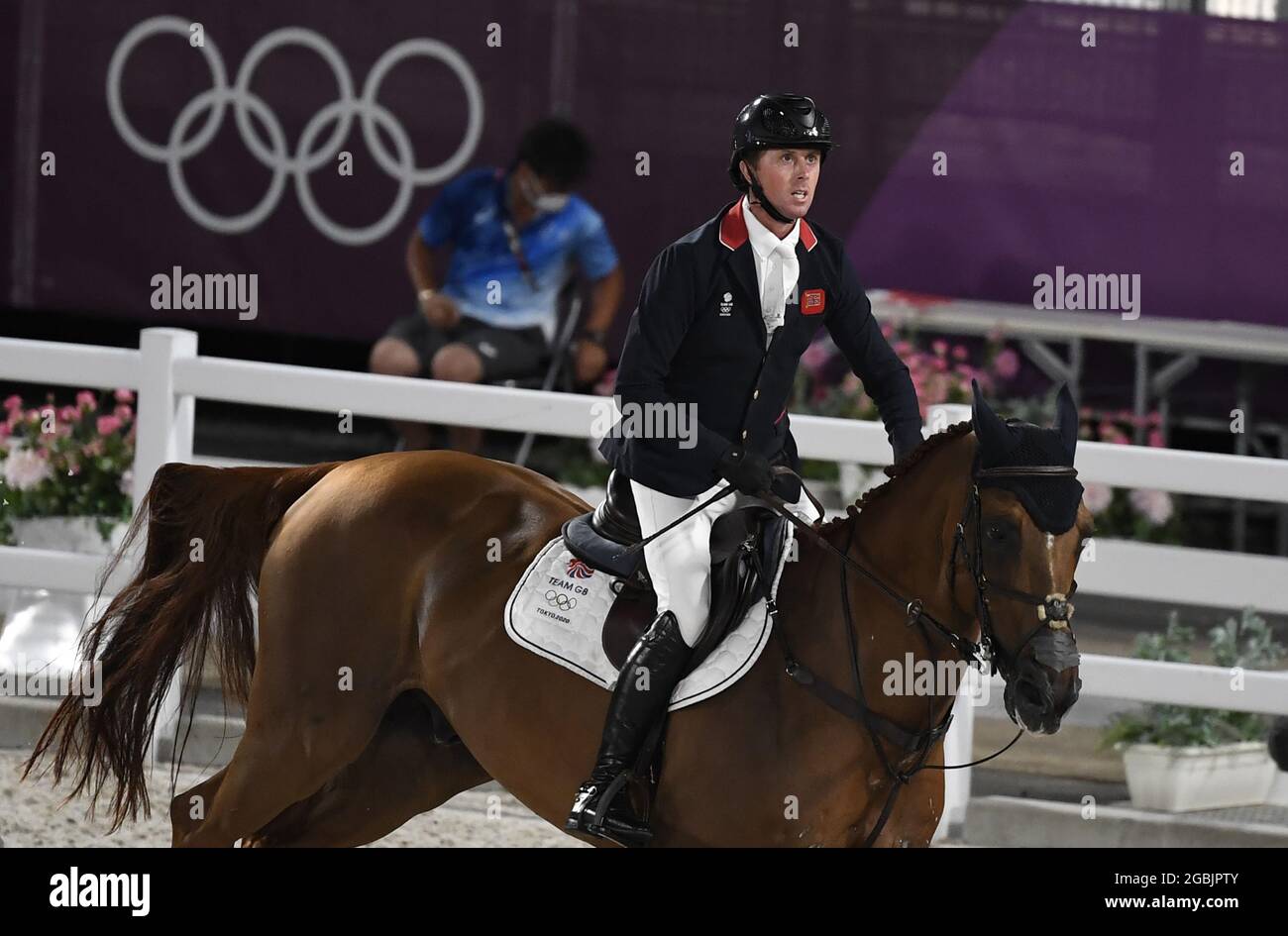 Tokio, Japan. August 2021. Der britische Ben Maher, bei Explosion W, beendet seine Sprünge-Runde und gewinnt die Goldmedaille beim Einzelspringen im Reitsport bei den Olympischen Spielen 2020 in Tokio am Mittwoch, den 4. August 2021. Foto von Mike Theiler/UPI Credit: UPI/Alamy Live News Stockfoto