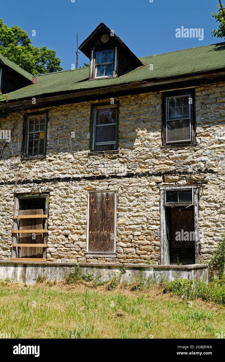 Verlassene alte Haus, Stein, vertaufelt, 2 Türen, 5 Fenster, Dormer, Derelict, Chester County, PA, Pennsylvania, USA Stockfoto