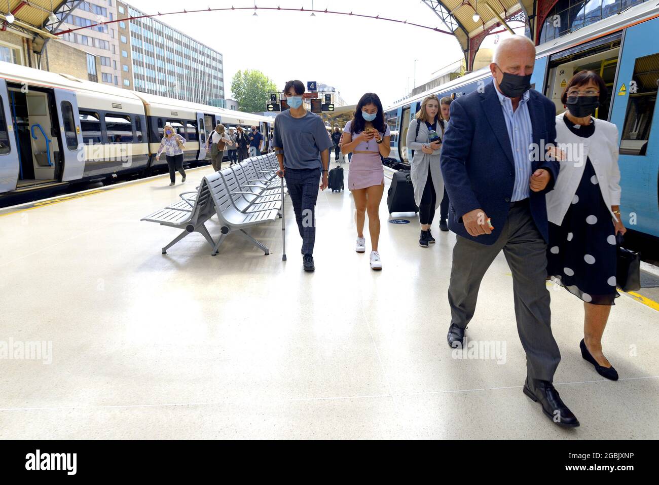 London, England, Großbritannien. Victoria Station: Menschen auf der Plattform während der COVID-Pandemie, Juli 2021 Stockfoto