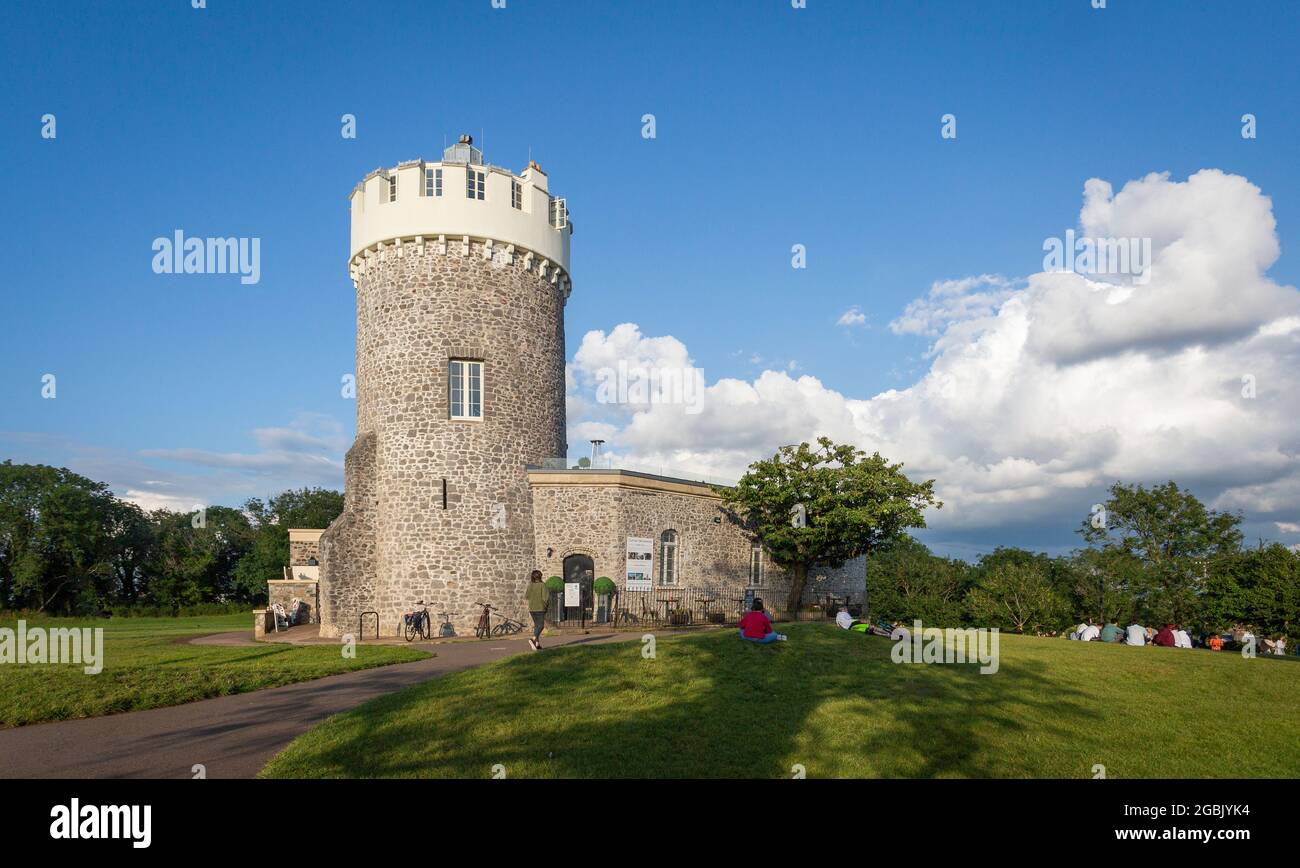 Editorial Bristol, Großbritannien - 1. August 2021: Clifton Observatory, eine ehemalige Mühle, die heute als Observatorium genutzt wird, befindet sich auf Clifton Down, in der Nähe des Clifto Stockfoto