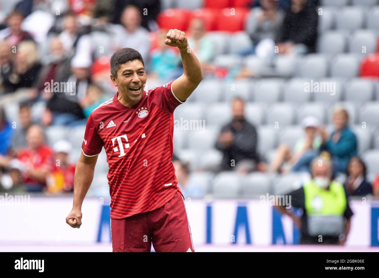 München, Deutschland. August 2021. Fußball: Bundesliga, Mannschaftsvorstellung und Training des FC Bayern in der Allianz Arena vor Saisonbeginn. Giovane Elber feiert im Spiel der Legenden ein Tor. Quelle: Matthias Balk/dpa/Alamy Live News Stockfoto