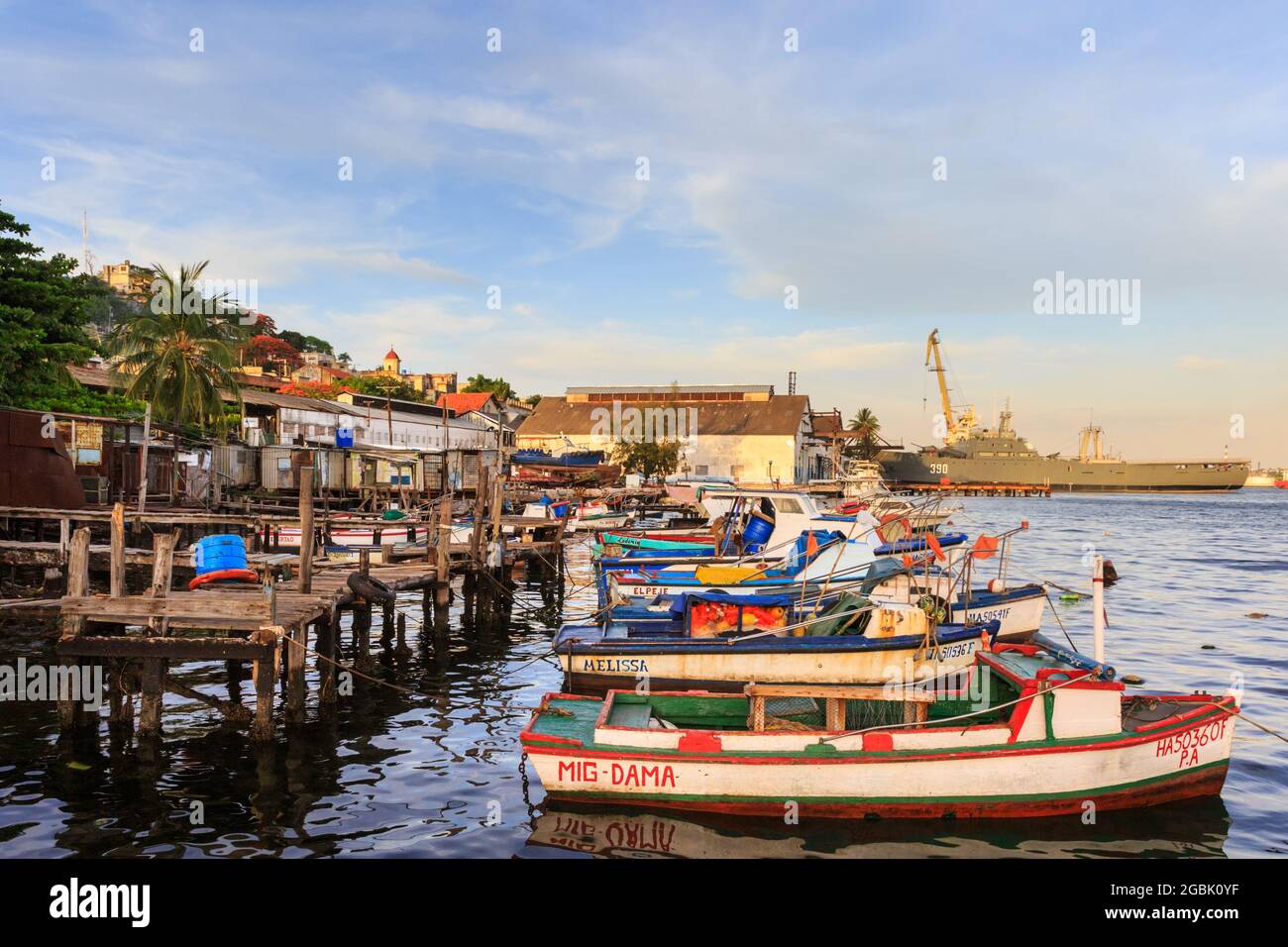 Fischerboote und Hütten am Hafen im ruhigen, abseits des ausgetretenen Vororts Casa Blanca, Havanna, Kuba Stockfoto
